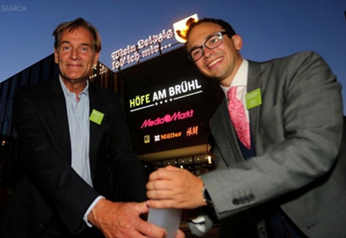 China's First Smart Signage Presents Overseas