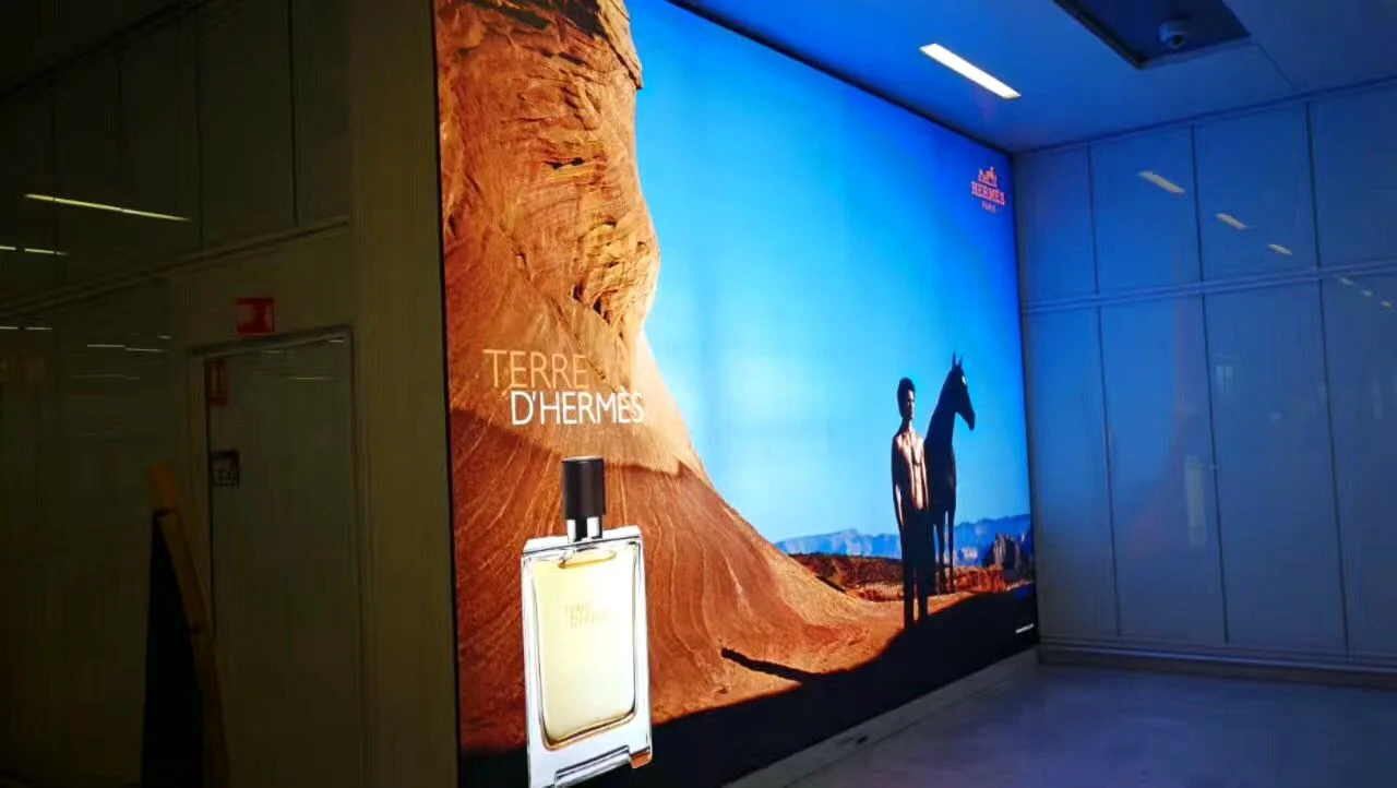 Thrre D'HERMS sign box